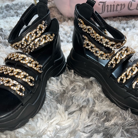 Azalea Wang DO IT LIKE WE DO FLATFORM SANDAL IN GOLD - Picture 7 of 10